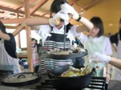 ダッチオーブンでパンを焼き上げます