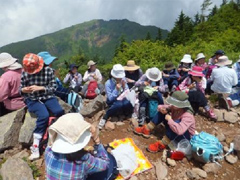 たどり着いた中四阿山山頂でお昼ご飯