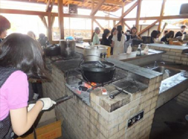 パンはダッチオーブンで焼き上げます