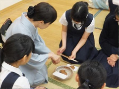 お菓子のいただき方を学びます