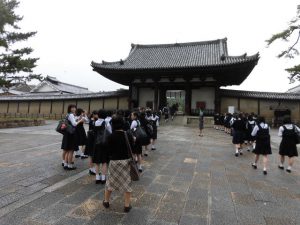 法隆寺の南大門を通る