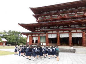 薬師寺の金堂を見学中