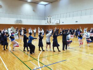 踊り方も教えていただき、みんなで輪になって踊りました。ヤットサー！