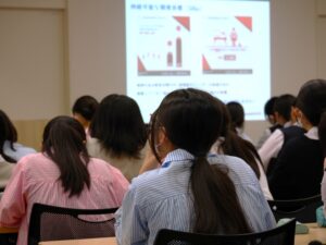 生徒が講演に耳を傾けている様子