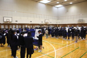 ポスターセッション中の様子。体育館が人でいっぱいです。